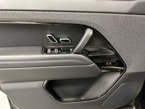 Used 2024 Land Rover Range Rover Sport SE image 12