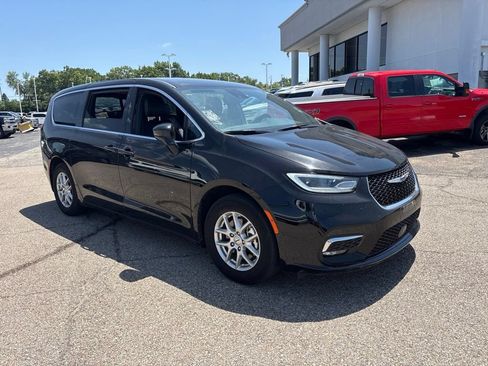 Used 2025 Chrysler Pacifica Select FWD image 1