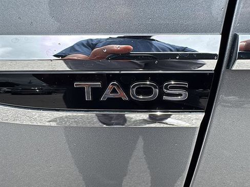 Used 2023 Volkswagen Taos SE w/ Panoramic Sunroof Package FWD image 12