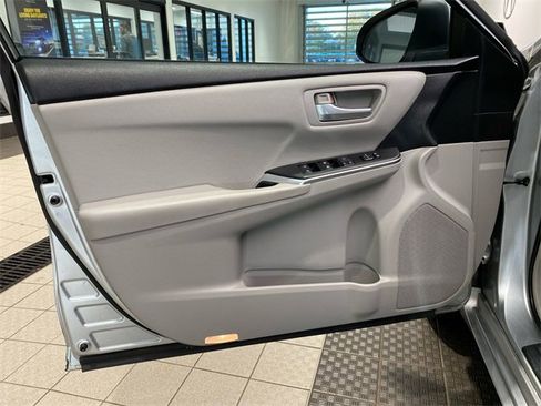 Used 2016 Toyota Camry SE image 8