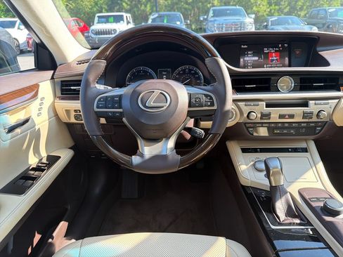 Used 2016 Lexus ES 350 w/ Premium Package w/Wood Trim FWD image 4