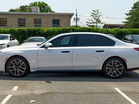 Used 2024 BMW 740i xDrive w/ Premium Package 2 AWD/4WD image 4
