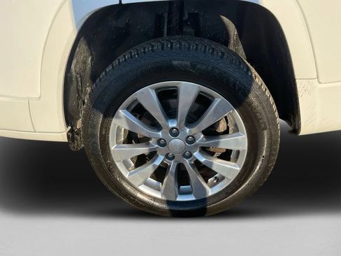 Used 2017 Jeep Cherokee Overland w/ Technology Group image 12