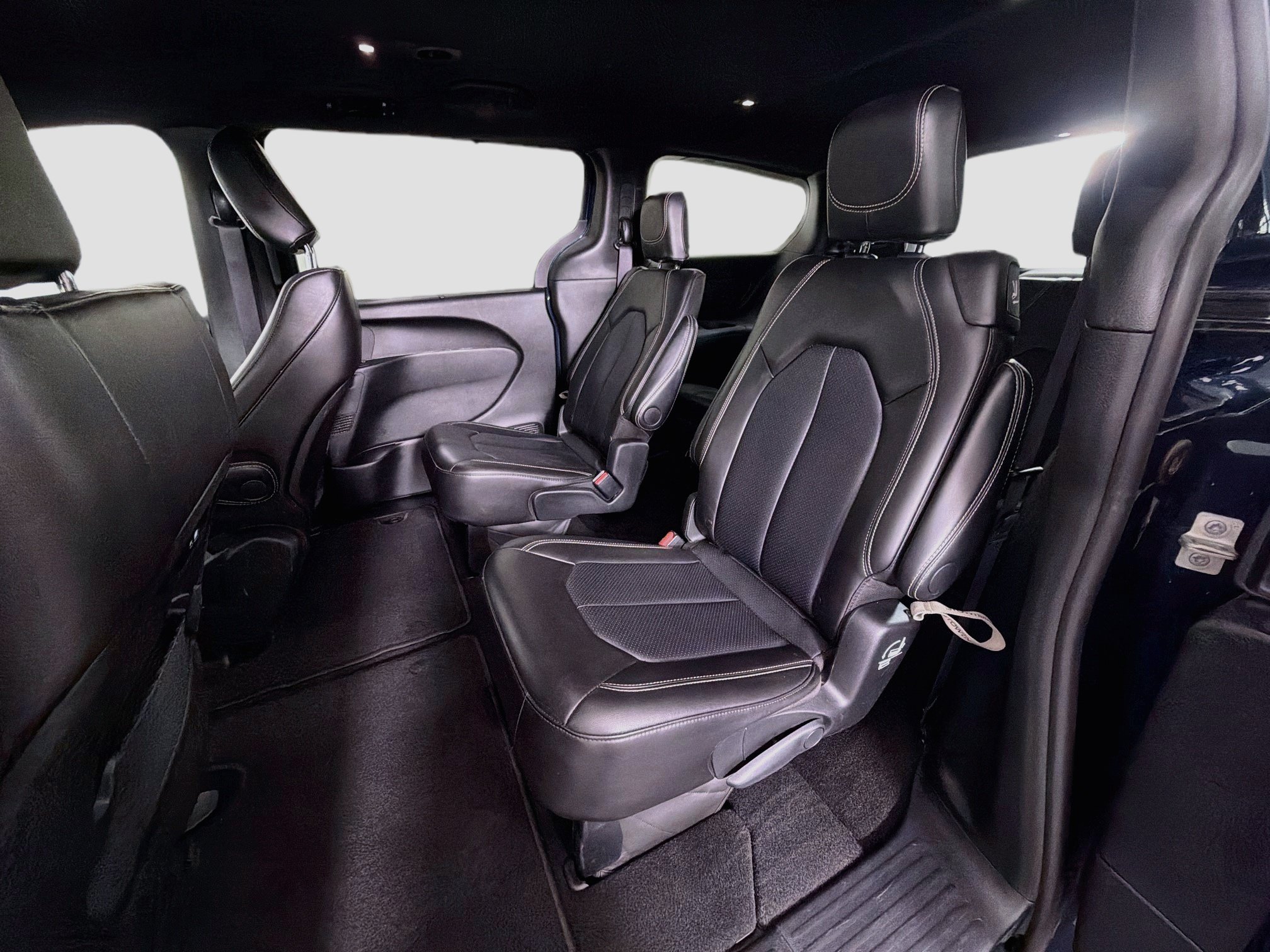 Used 2025 Chrysler Pacifica Select FWD image 28