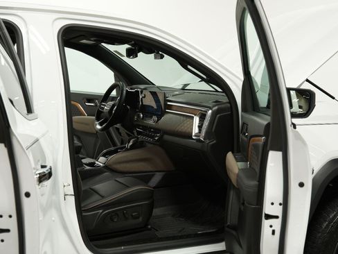 Used 2024 GMC Canyon Denali AWD/4WD image 16