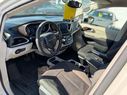 Used 2017 Chrysler Pacifica Touring image 10