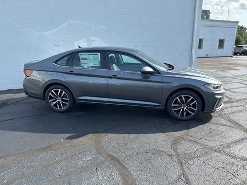 Used 2025 Volkswagen Jetta SE FWD image 17