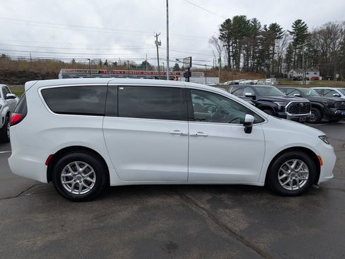 Used 2023 Chrysler Pacifica Touring-L FWD image 9