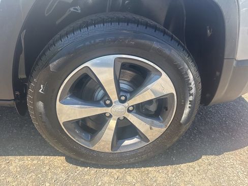 Used 2019 Jeep Cherokee Limited AWD/4WD image 13