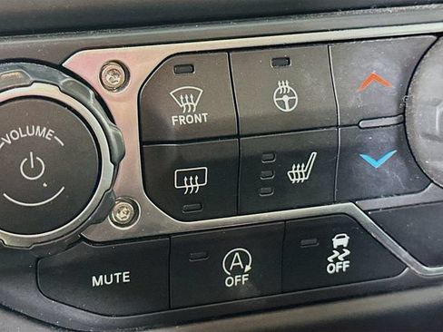 Used 2019 Jeep Wrangler Unlimited Sahara w/ Cold Weather Group AWD/4WD image 26