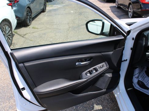 Used 2024 Nissan Sentra SV FWD image 8