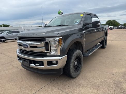 Used 2019 Ford F250 XLT w/ XLT Premium Package image 3