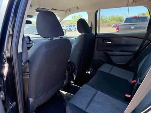 Certified 2025 Nissan Rogue SV FWD image 9