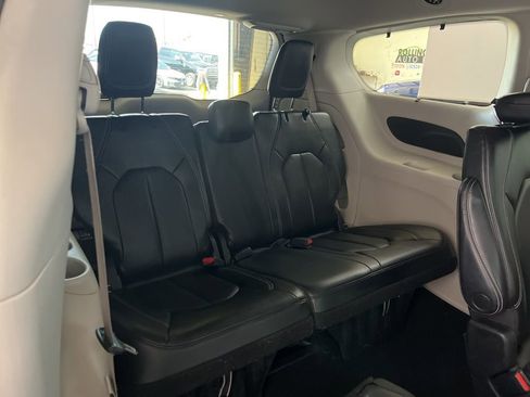 Used 2022 Chrysler Pacifica Touring-L image 23