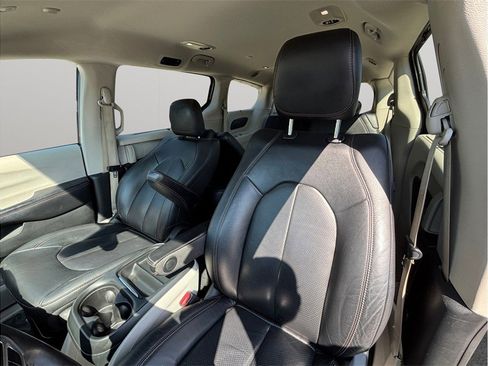 Used 2020 Chrysler Pacifica Touring-L FWD image 17