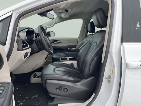 Used 2024 Chrysler Pacifica Touring-L image 26