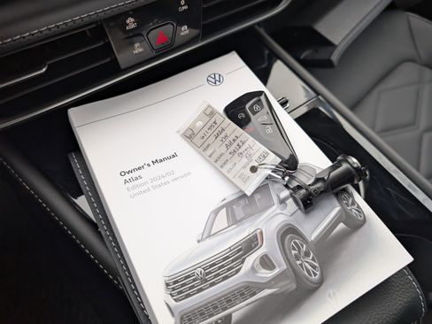 Used 2024 Volkswagen Atlas SE w/ Black Wheel Package image 37