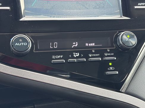 Used 2019 Toyota Camry SE FWD image 7