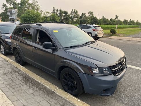 Used 2018 Dodge Journey SXT w/ Premium Group FWD image 2