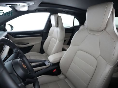 Used 2025 Porsche Macan Electric RWD image 4