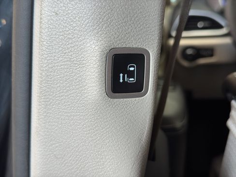 Used 2023 Chrysler Pacifica Touring-L image 15