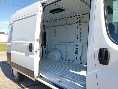 Used 2025 RAM ProMaster 2500 w/ Convenience Group image 23