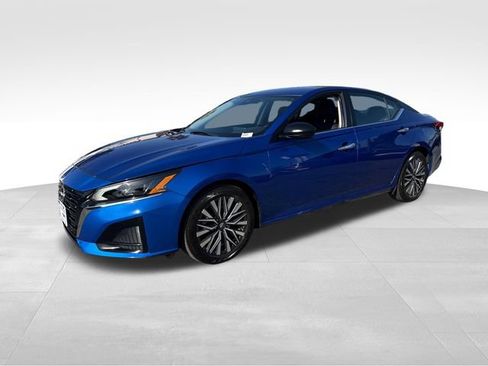 Used 2025 Nissan Altima 2.5 SV FWD image 1