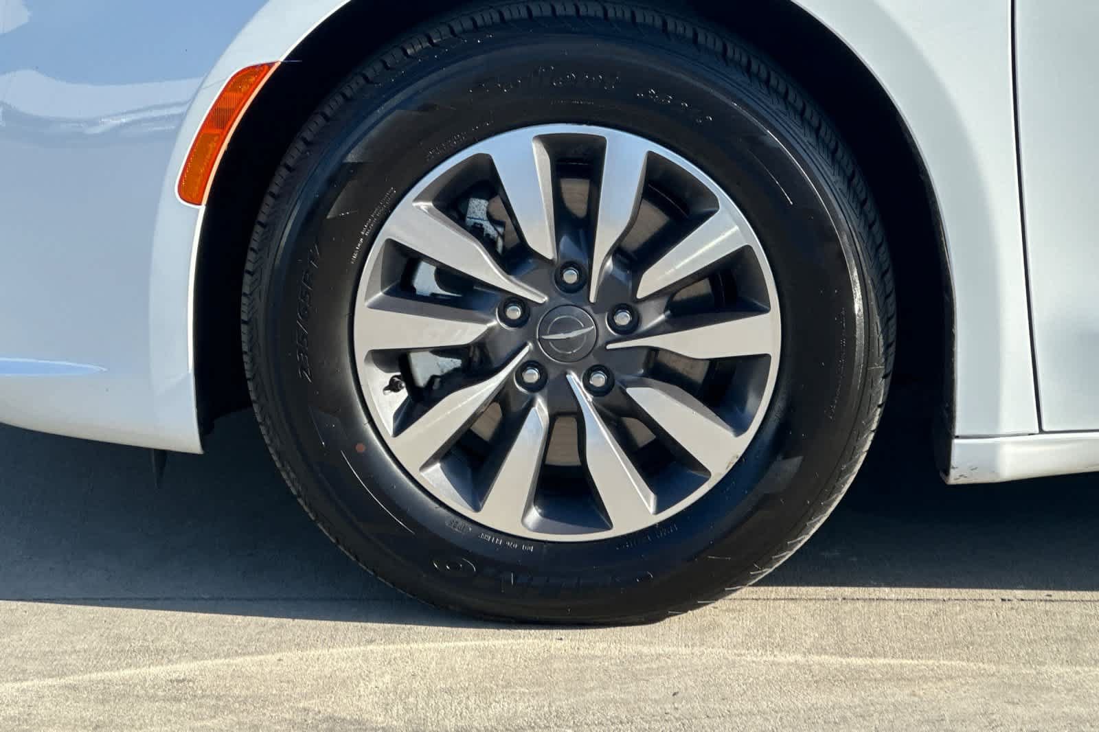 Used 2023 Chrysler Pacifica Touring-L FWD image 50
