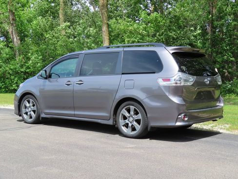 Used 2017 Toyota Sienna SE w/ SE Preferred Package FWD image 7