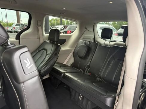 Used 2024 Chrysler Pacifica Touring-L FWD image 23
