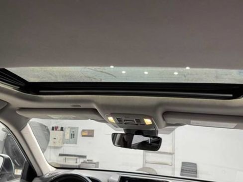 Used 2020 Toyota Highlander XLE image 18