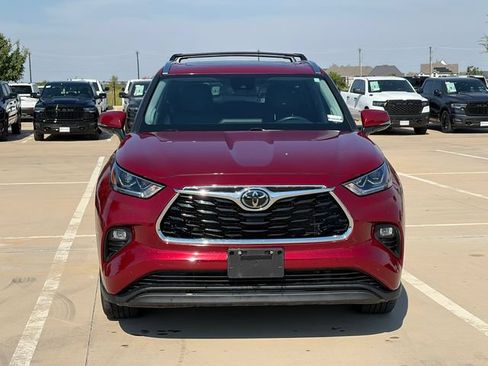 Used 2021 Toyota Highlander Limited FWD image 2