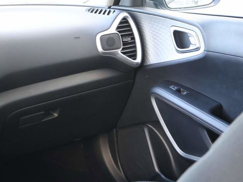 Used 2025 Kia Soul LX image 17