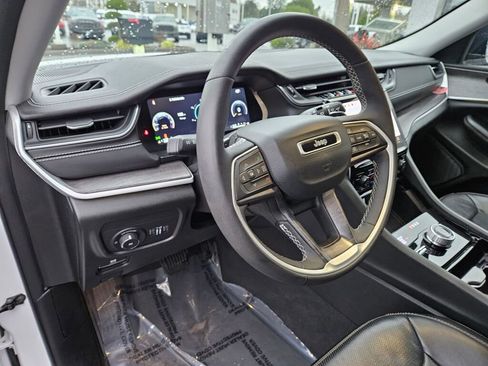 Used 2023 Jeep Grand Cherokee Limited w/ Luxury Tech Group II image 21