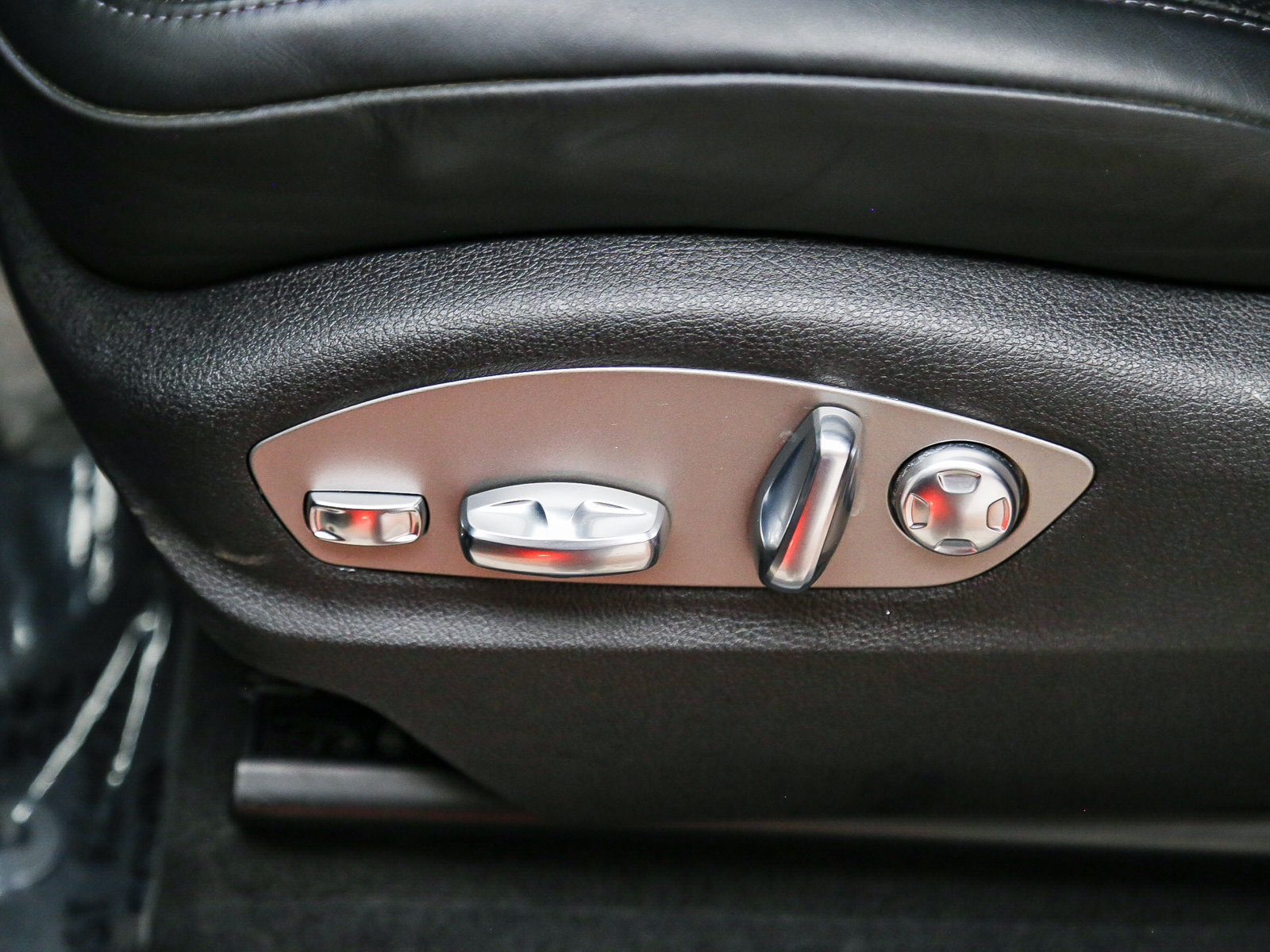 Certified 2026 Porsche Macan AWD/4WD image 25