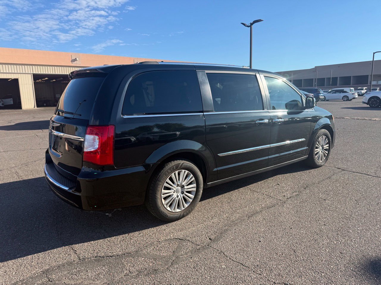 Used 2013 Chrysler Town & Country Limited w/ Luxury Group FWD image 5