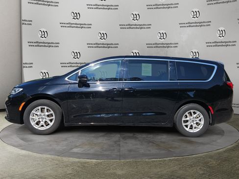 Used 2025 Chrysler Pacifica Select FWD image 2