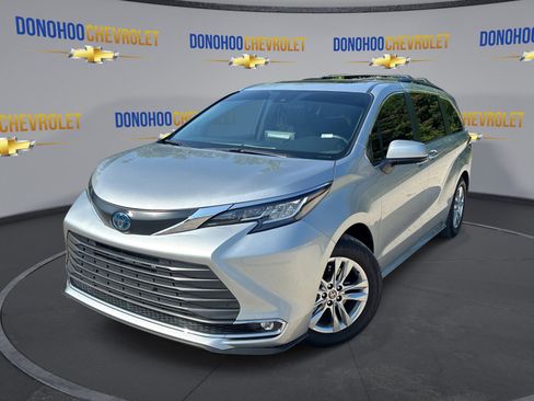 Used 2022 Toyota Sienna XLE w/ XLE Plus Package FWD image 4