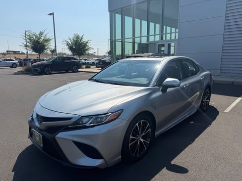 Used 2020 Toyota Camry SE FWD image 1