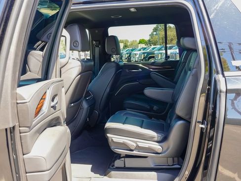 Used 2023 Cadillac Escalade ESV Luxury RWD image 9