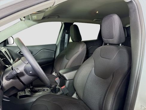 Used 2019 Jeep Cherokee Latitude w/ Popular Appearance Group FWD image 18