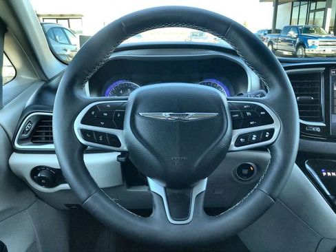 Used 2024 Chrysler Pacifica Touring-L image 14