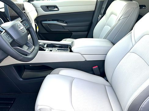 New 2026 Nissan Pathfinder SL FWD image 10