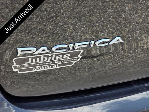 Used 2023 Chrysler Pacifica Touring-L FWD image 32