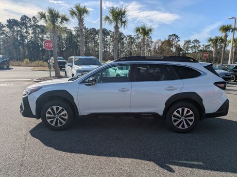 Used 2023 Subaru Outback Premium image 6