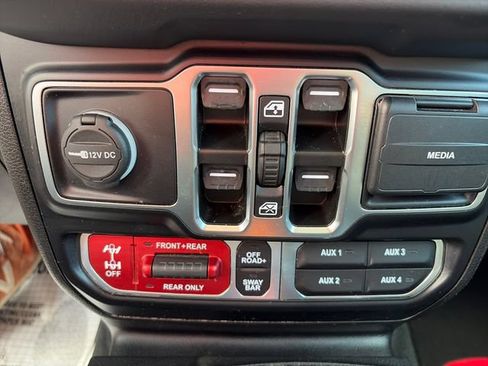 Used 2024 Jeep Wrangler Unlimited Rubicon AWD/4WD image 16