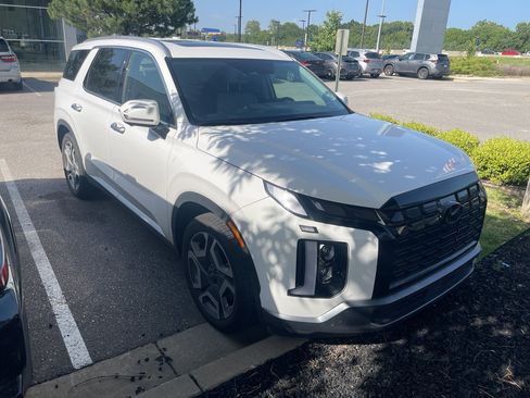 Used 2024 Hyundai Palisade SEL w/ Premium Package FWD image 3