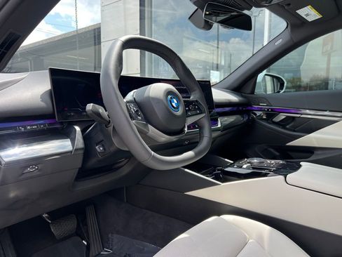 Used 2024 BMW i5 eDrive40i w/ Convenience Package image 38