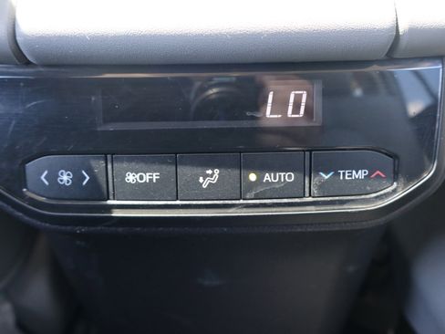 Used 2022 Toyota Highlander XLE AWD/4WD image 25