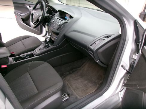 Used 2016 Ford Focus SE w/ SE Sport Package FWD image 9